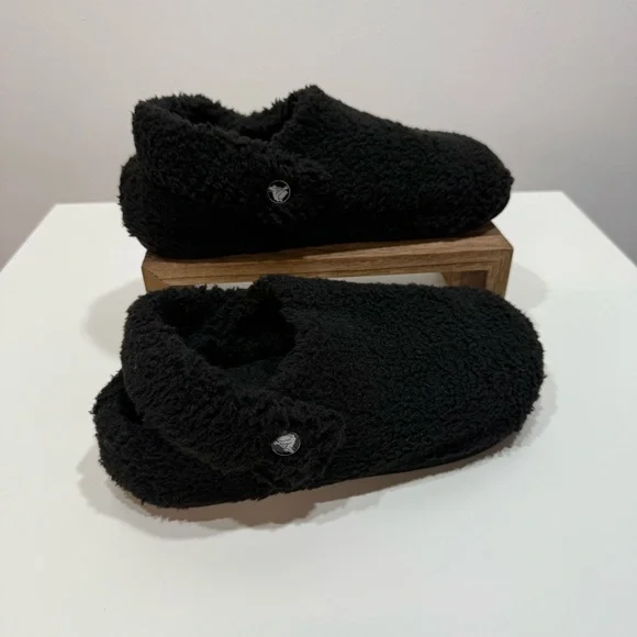 Crocs Classic Cozzzy Slippers - Picture 4 of 11